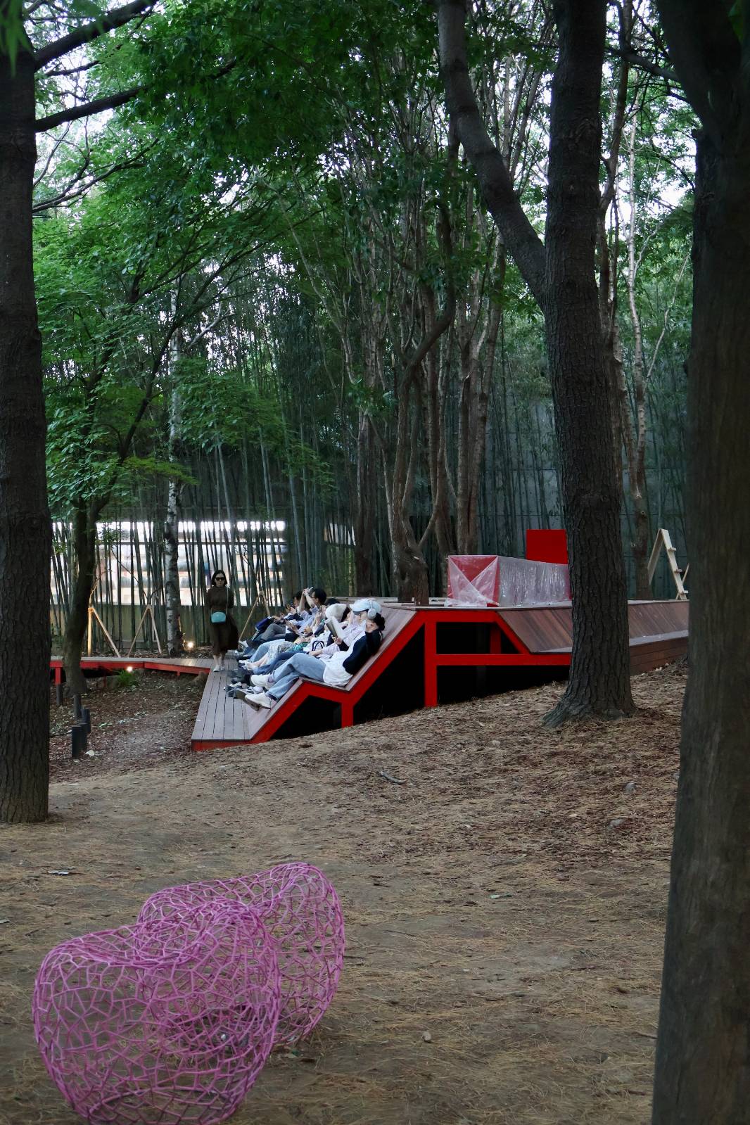 책, 그리고 책을 보라고 만들어둔 심플한 벤치, 햇빛을 가려주는 키 큰 나무의 조합. 완벽하지 않나요.