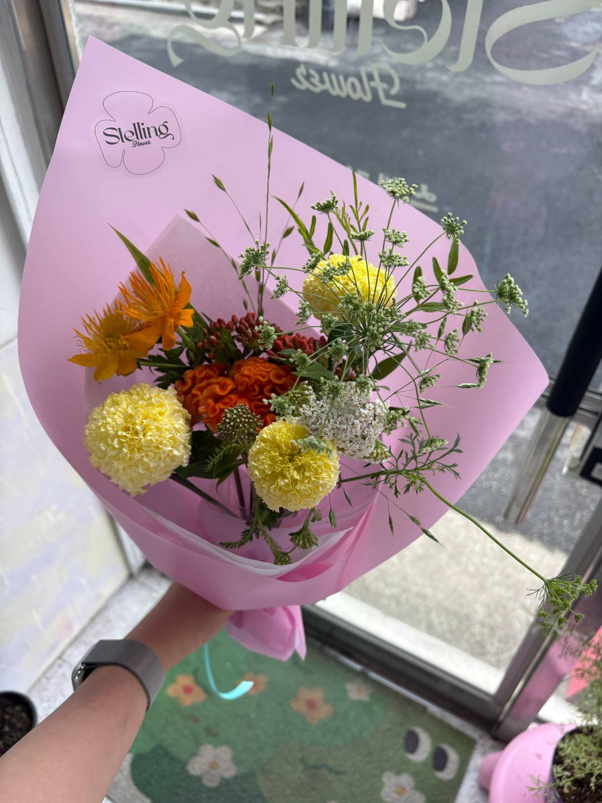 노랑색 공 같은 꽃이 메리골드에요!