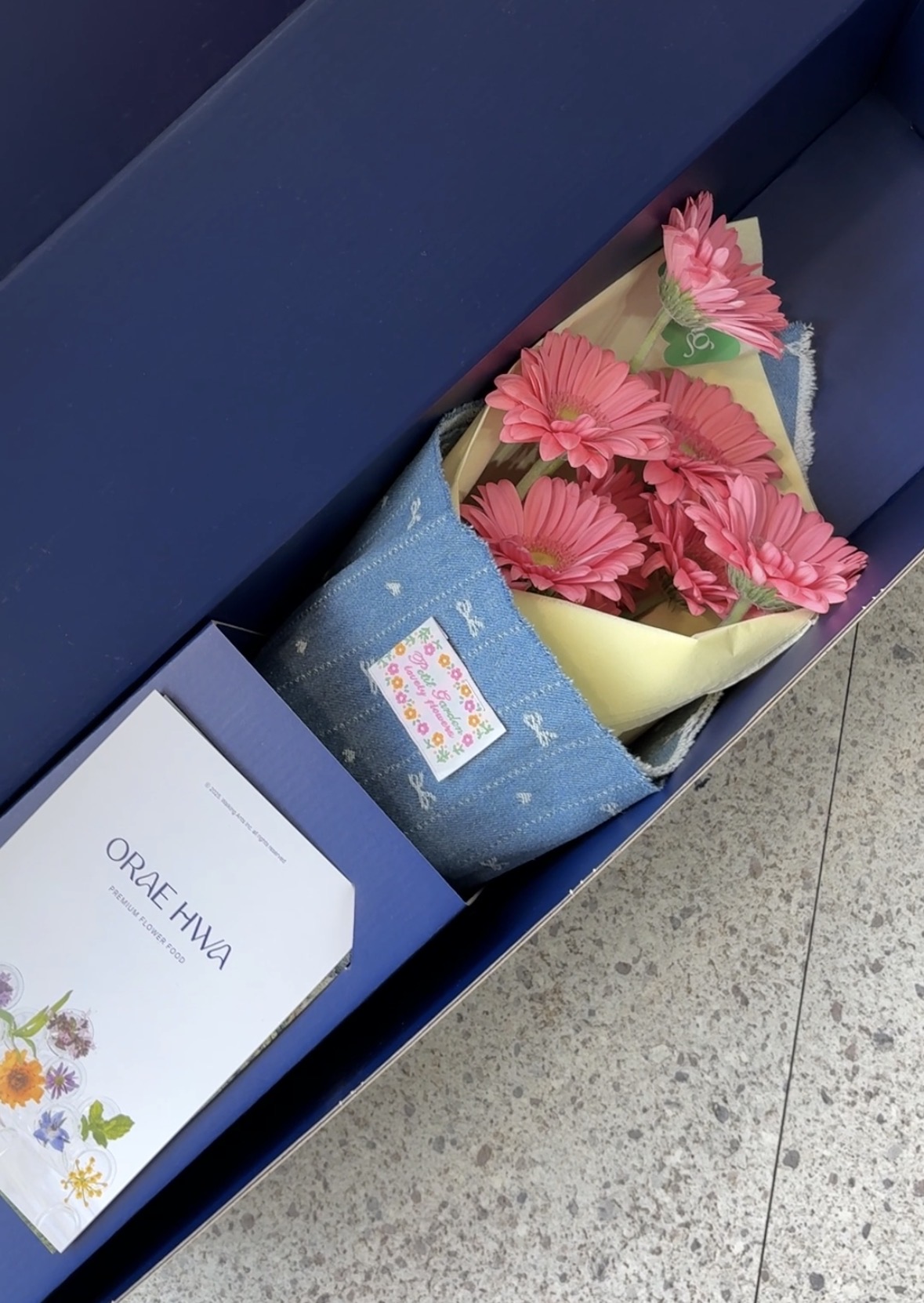오래화 생화 박스에 담긴 스텔링의 데님 패브릭 꽃다발