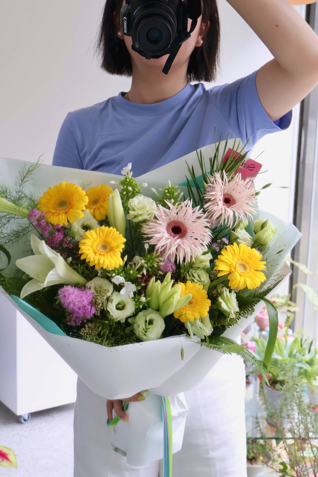 맑은 민트 계열의 꽃과 옐로, 핑크도 적절히 믹스한 꽃다발. 라지 사이즈