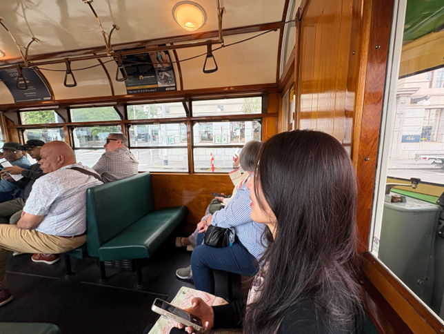 무료 트램을 탄 소피