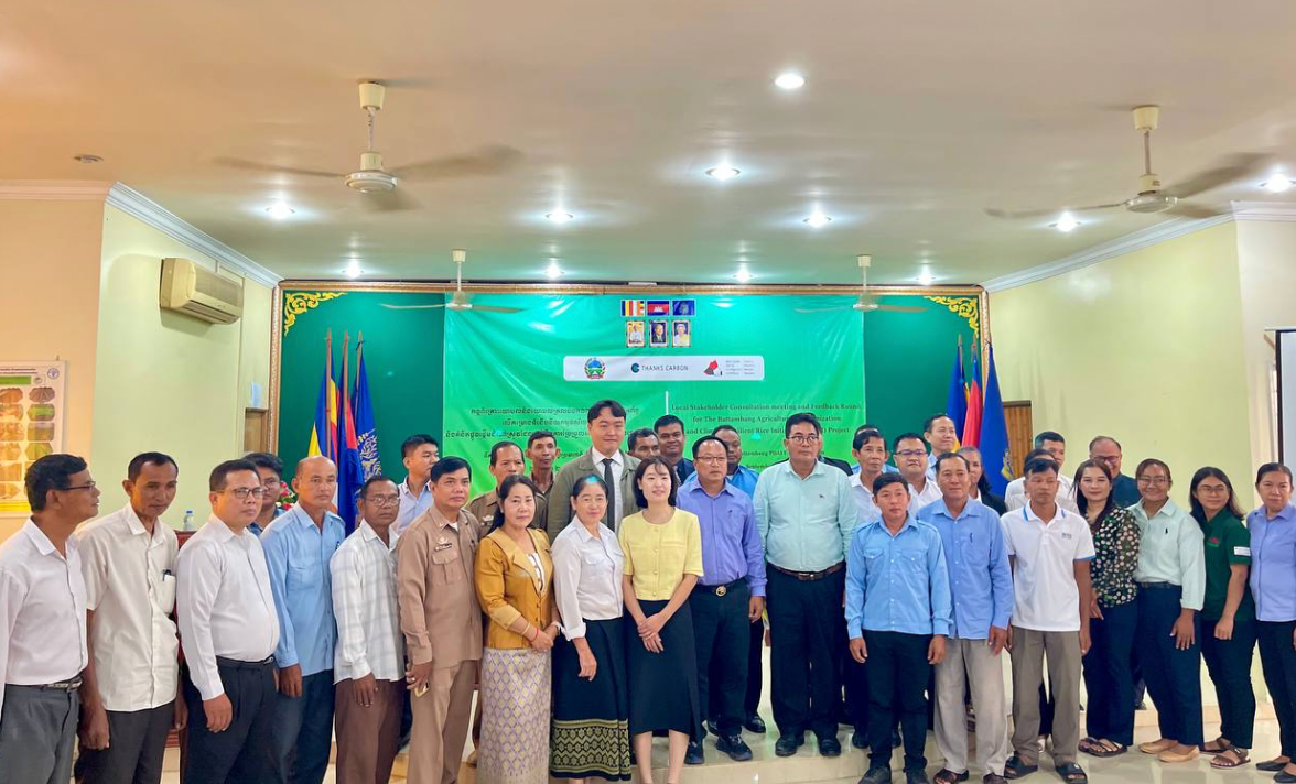 캄보디아 사업 현장에서 땡스카본 팀과 현지 관계자 단체 사진