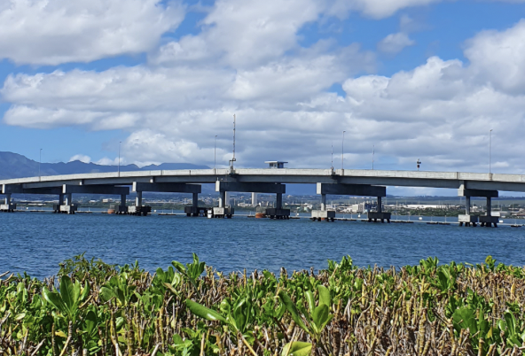 진주만(Pearl Harbor) 내 포드 아일랜드와 오아후 본섬을 잇는 애드미럴 클레어리 브리지(Admiral Clarey Bridge). 포드 아일랜드 브리지(Ford Island Bridge)라고도 부른다.
사진: 권예준