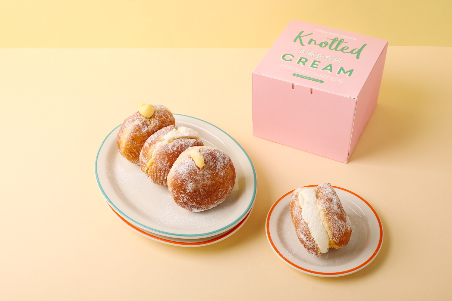 도넛은 그 자체로 완성되어 있어 추가 구매를 유도하기 어렵습니다