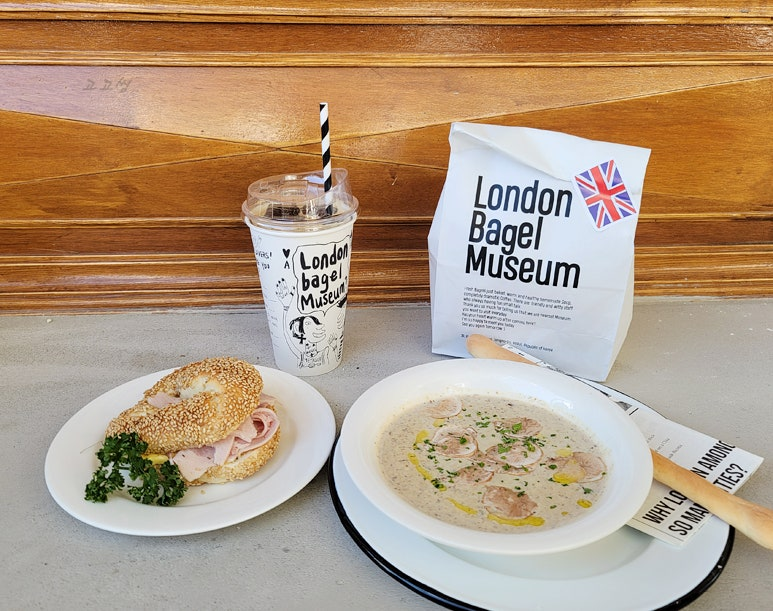 베이글은 '간식'이 아닌 '한 끼 식사'의 영역으로 넘어갔습니다.)