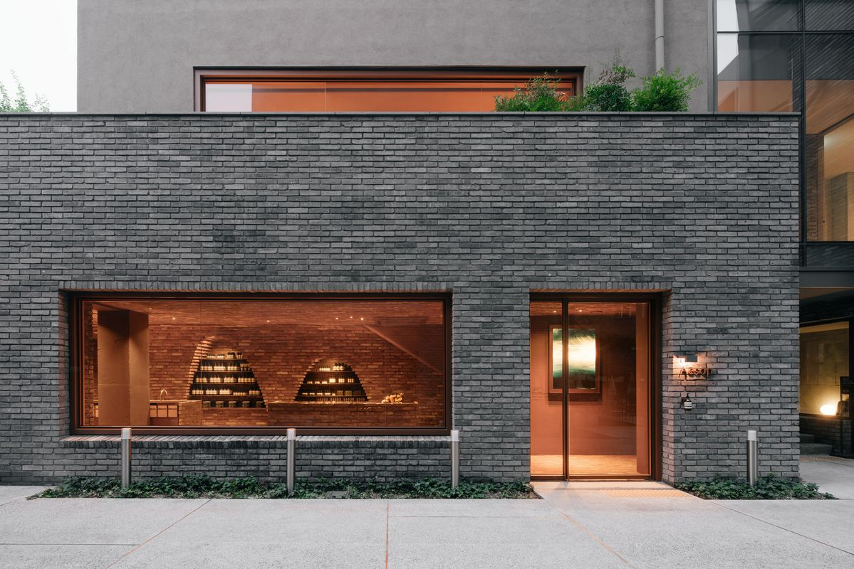 회색별돌을 사용해 주변과 어우러지게 만든 이솝 사운즈 한남