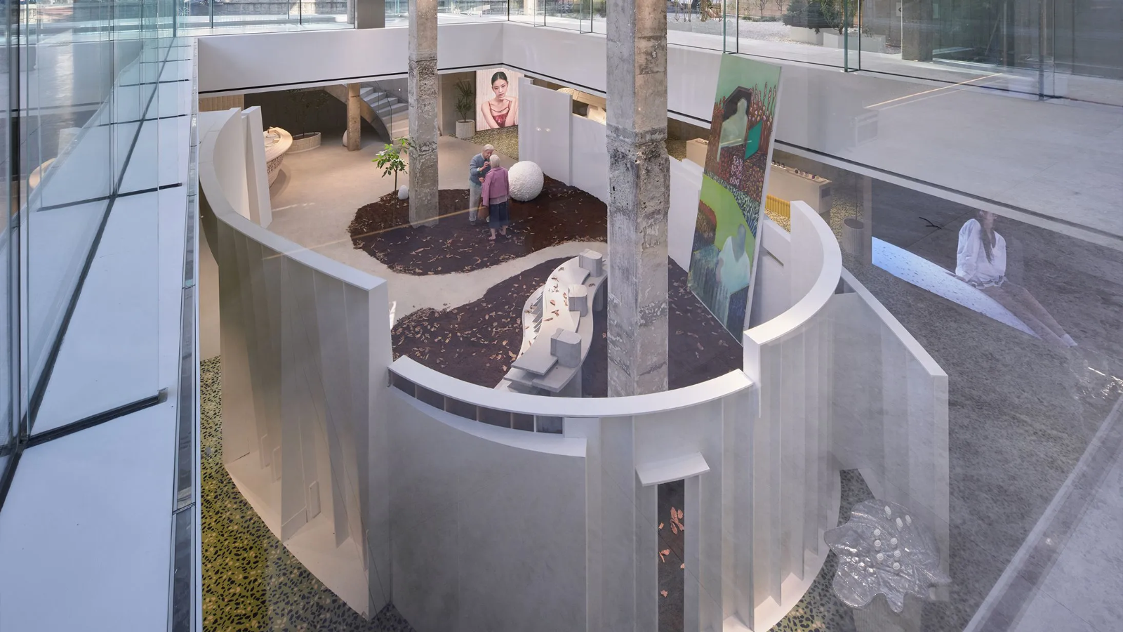 탬버린즈 성수 매장입니다. 일종의 미술관 같죠. 제품은 눈 크게 뜨고 찾아야 합니다