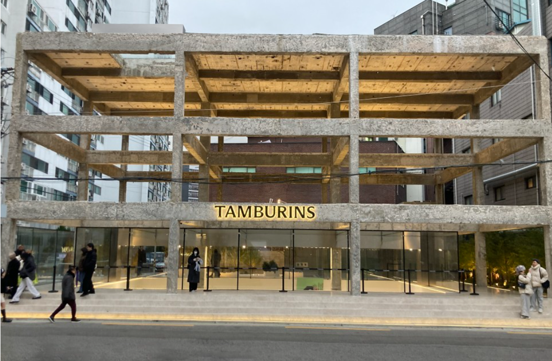 기능적인 측면에서는 최악의 매장 입니다만, 이덕에 이목을 더 끕니다