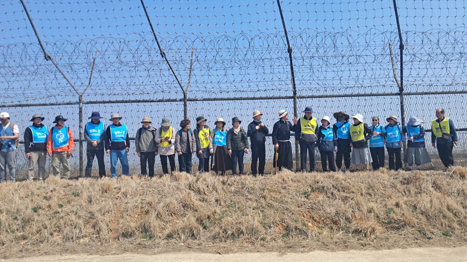 DMZ 평화 영성 순례 중 철책선 앞에서