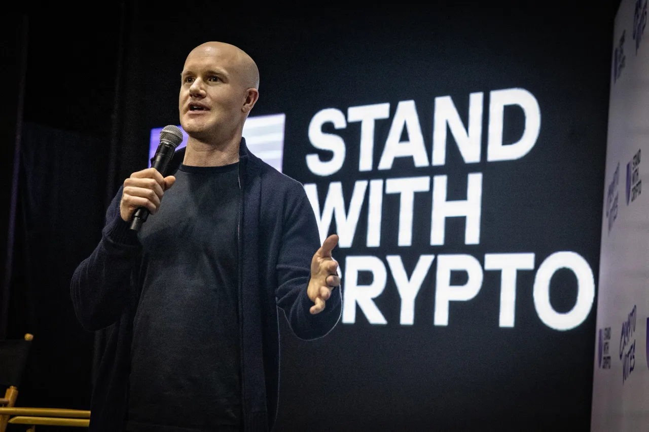 출처: https://stocktwits.com/news-articles/markets/cryptocurrency/coinbase-ceo-says-banking-rules-aren-t-built-for-ai-stablecoins-could-fill-the-gap/cLeURycREwe?utm_source=chatgpt.com
