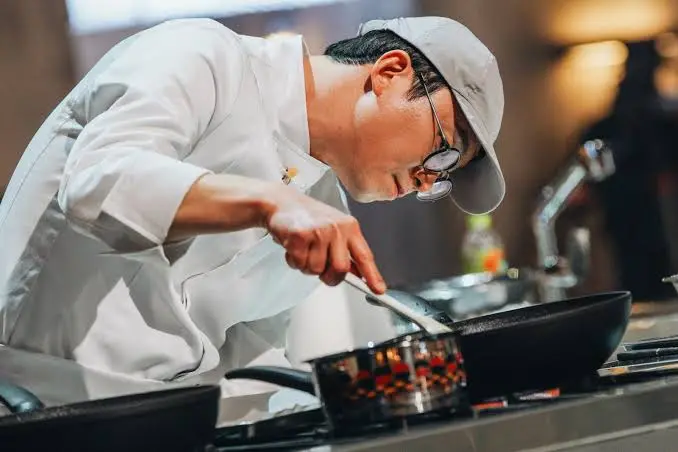 순탄치 않은 요리 인생 끝에 재도전해 우승하며 주목받은 최강록 셰프