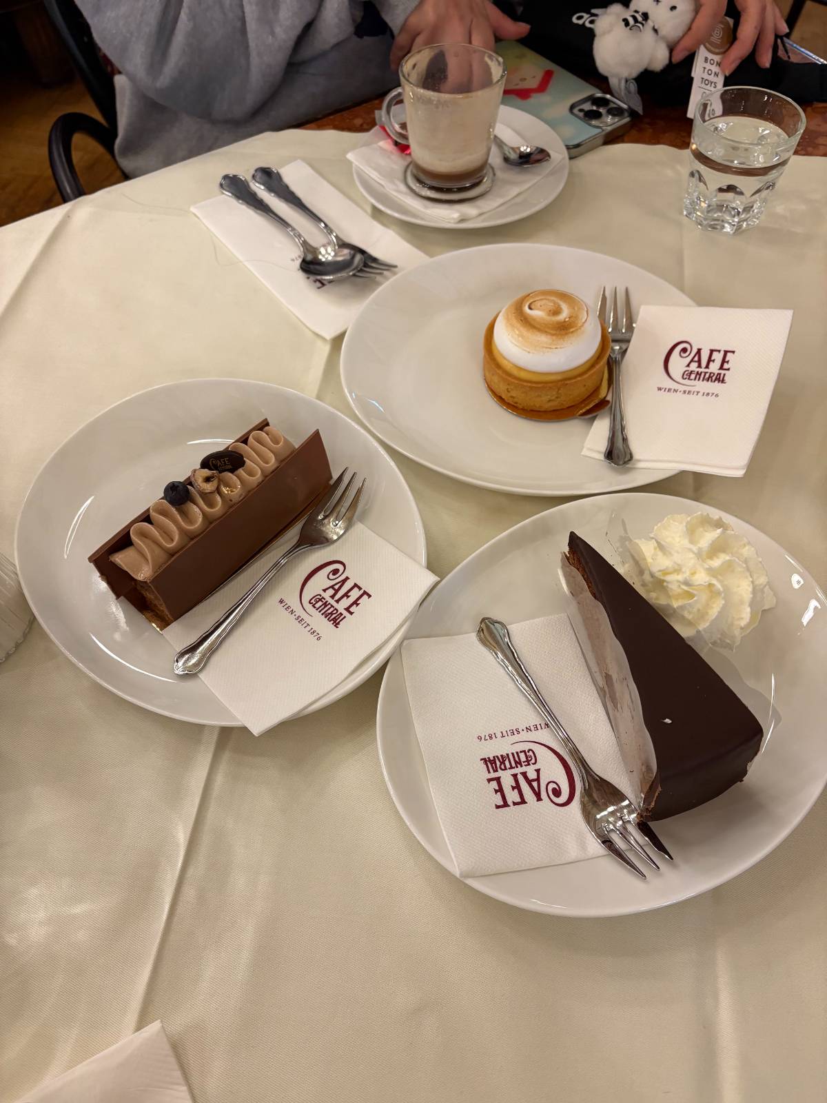 저희 케이크도 세 개나 시켰어요 어쩜좋아