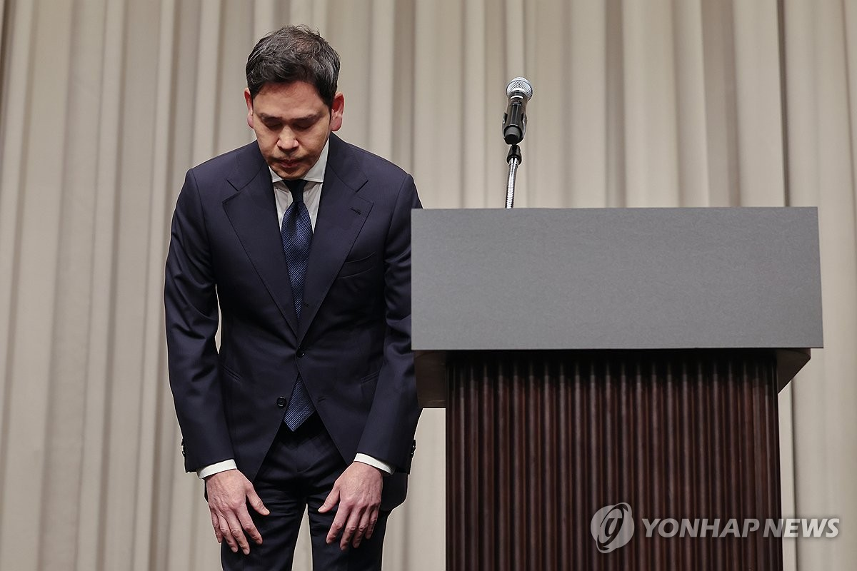 ⓒ 연합뉴스, 5월 26일, 내용 없이 허리만 숙인 정용진 신세계 그룹 회장