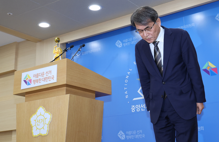 ⓒ 연합뉴스,
노태악 중앙선거관리위원장이 지난 5일 투표용지 부족 사태에 대한 대국민 사과를 하고 있습니다. 그러나 벌써 중앙선거관리위원회가 사과한 것이 몇 번째인지 모르겠습니다.