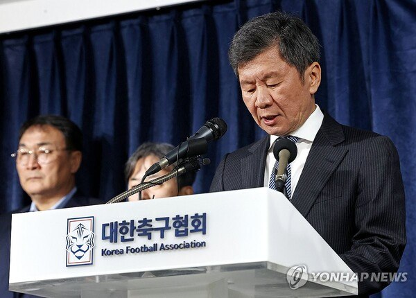 대한축구협회의 정몽규 회장(현재 사퇴), 현대 자본의 힘을 등에 업고 협회를 13년간 운영해왔습니다.