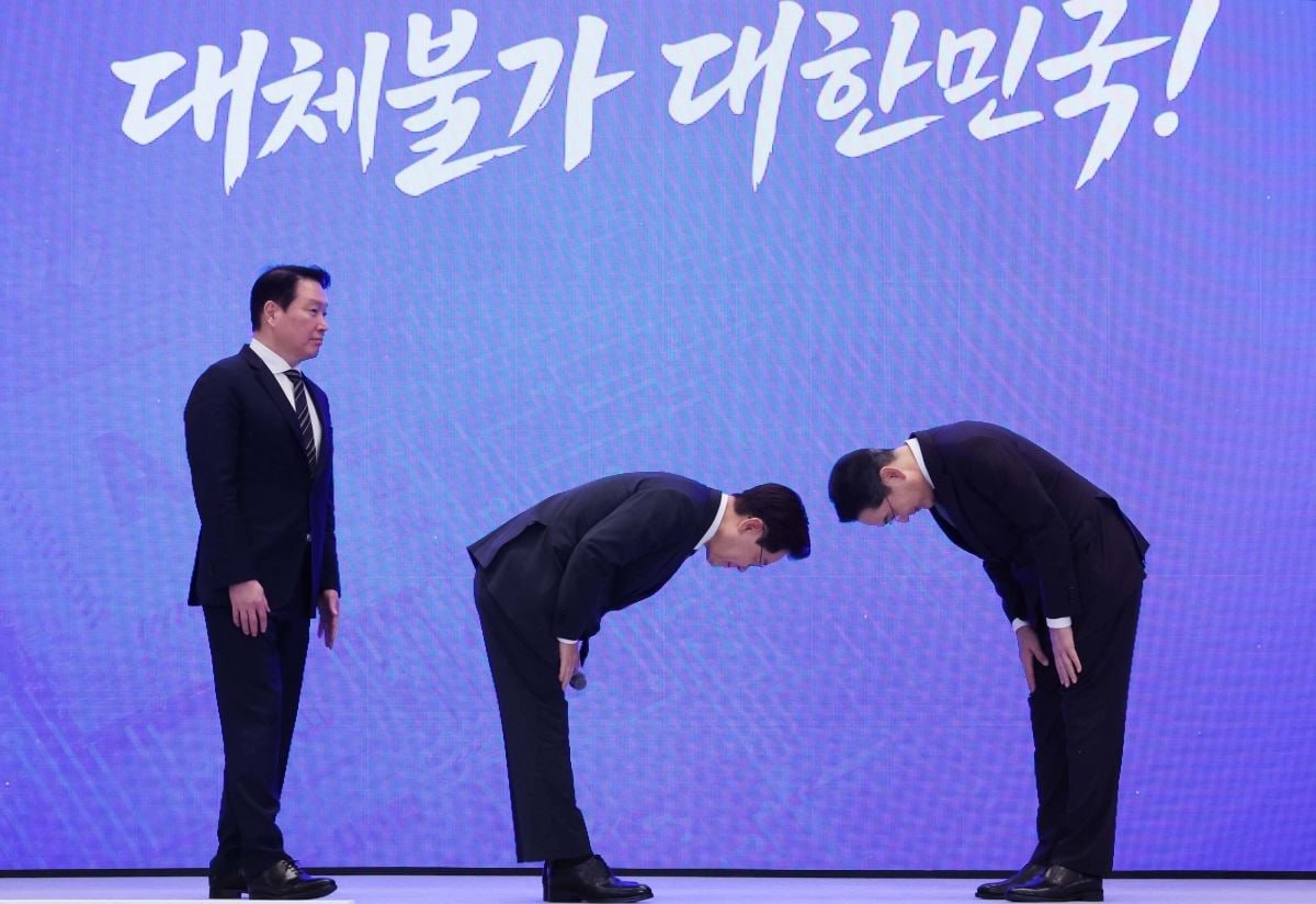 &nbsp; 이재명 대통령이 지난달 29일 3대 메가프로젝트 국민보고회에서 기업 투자계획 발표 후 이재용 삼성전자 회장에게 인사하고 있습니다. 왼쪽은 

최태원 SK그룹 회장.