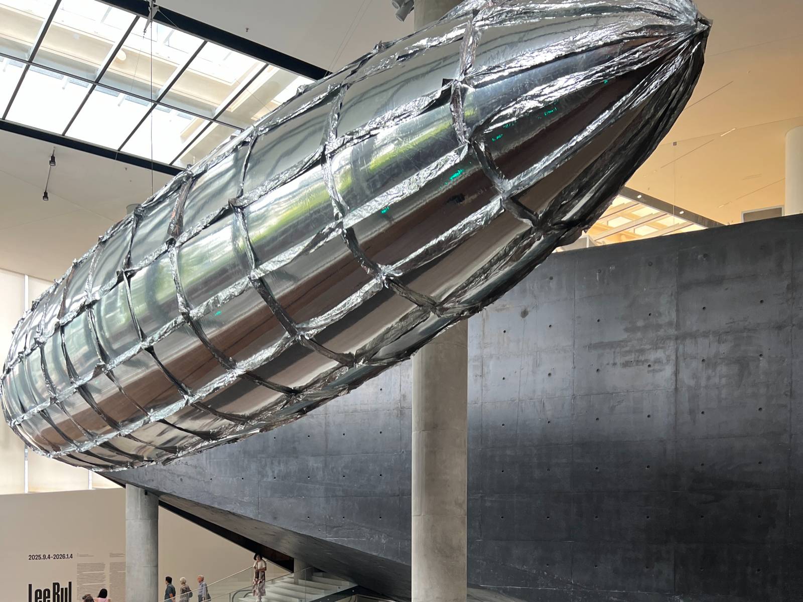 <취약할 의향–메탈라이즈드 벌룬> 2015-2016/2020, 천, PET 필름, 송풍기, 전기배선, 작가, BB&M, 하우저앤워스 제공