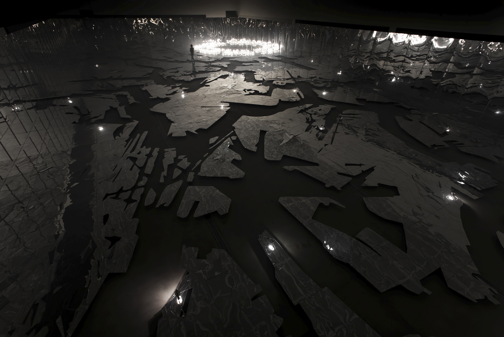 <태양의 도시 II> 2014, 폴리카보네이트판, 아크릴거울, LED조명, 전기배선, 가변설치, 작가 및 BB&M 제공 ⓒbrique