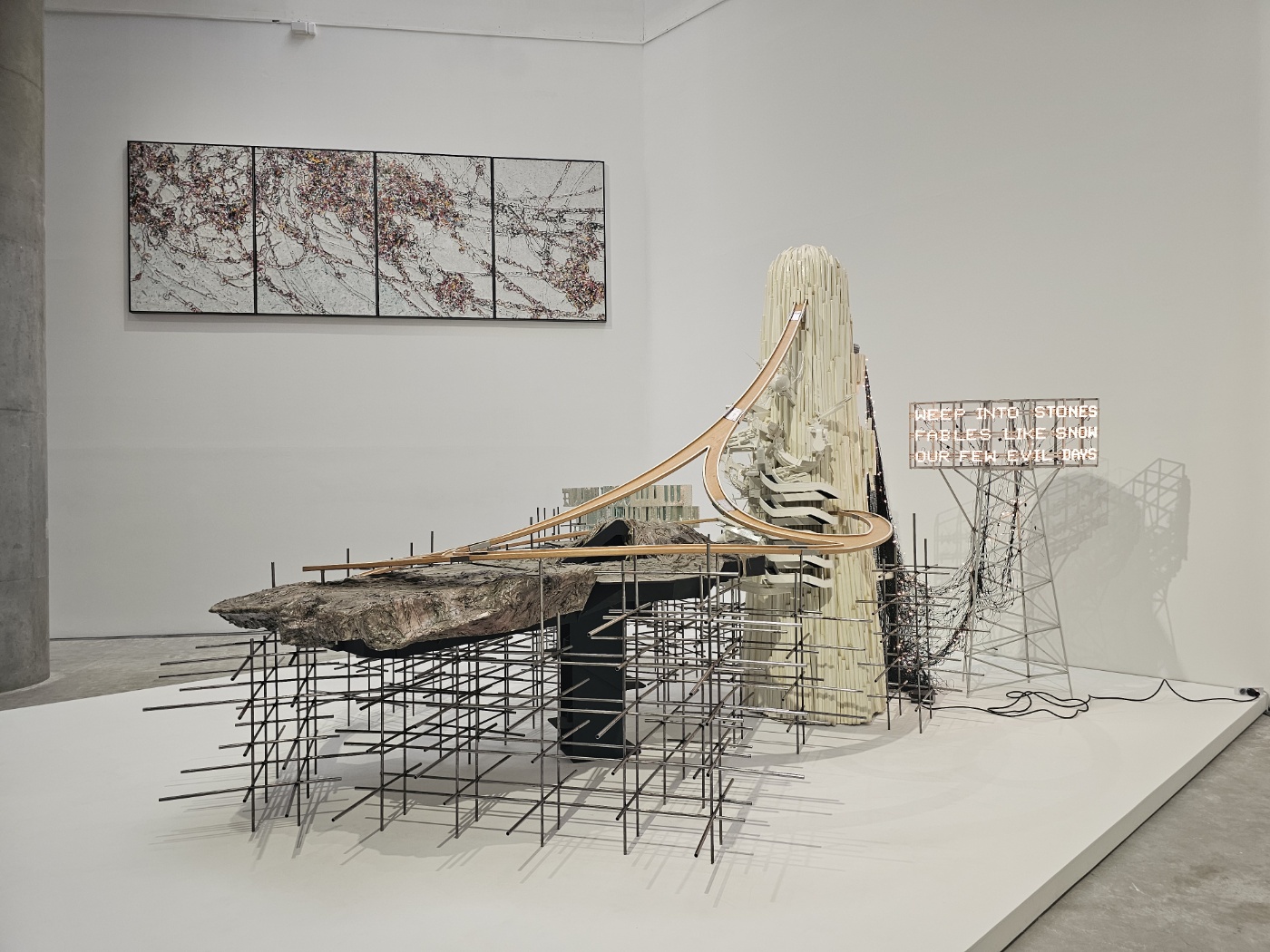 <나의 거대 서사: 바위에 흐느끼다...> 2005, 폴리우레탄, 포맥스, 합성 점토, 스테인리스 스틸 및 알루미늄 막대, 아크릴 패널, 합판, 아크릴 물감, 바니시, 전기 배선, 조명, (주)하이트진로 소장