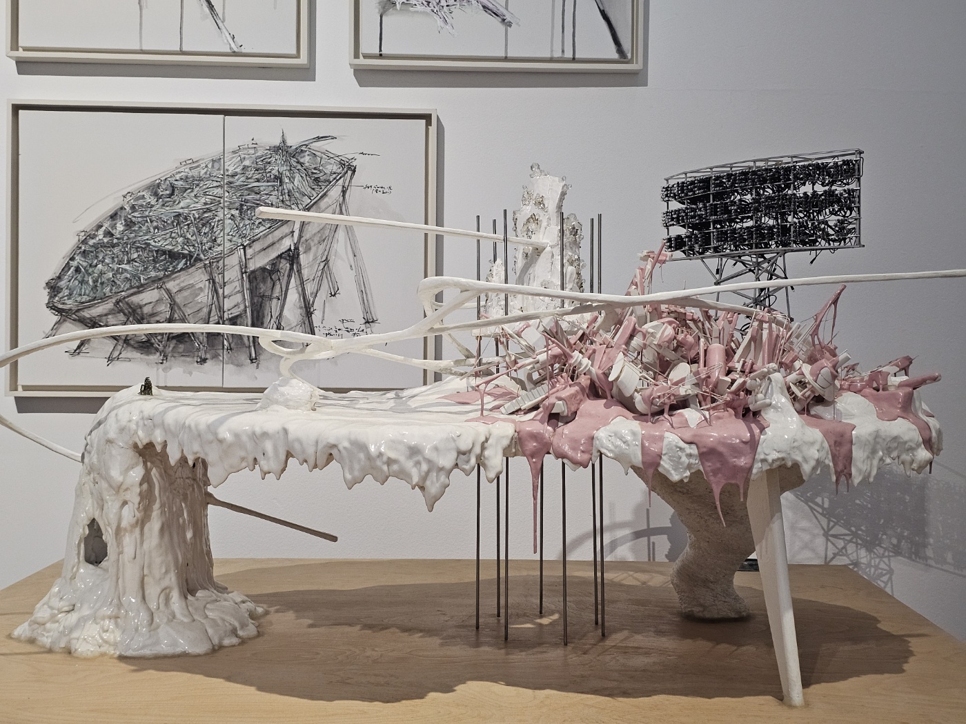 <나의 거대 서사를 위한 모형> 2005, 석고, 철망, 목재, 아크릴물감, 크리스털 및 합성 비즈, 알루미늄 막대, 스테인리스 스틸 와이어, 포맥스, 개인 소장