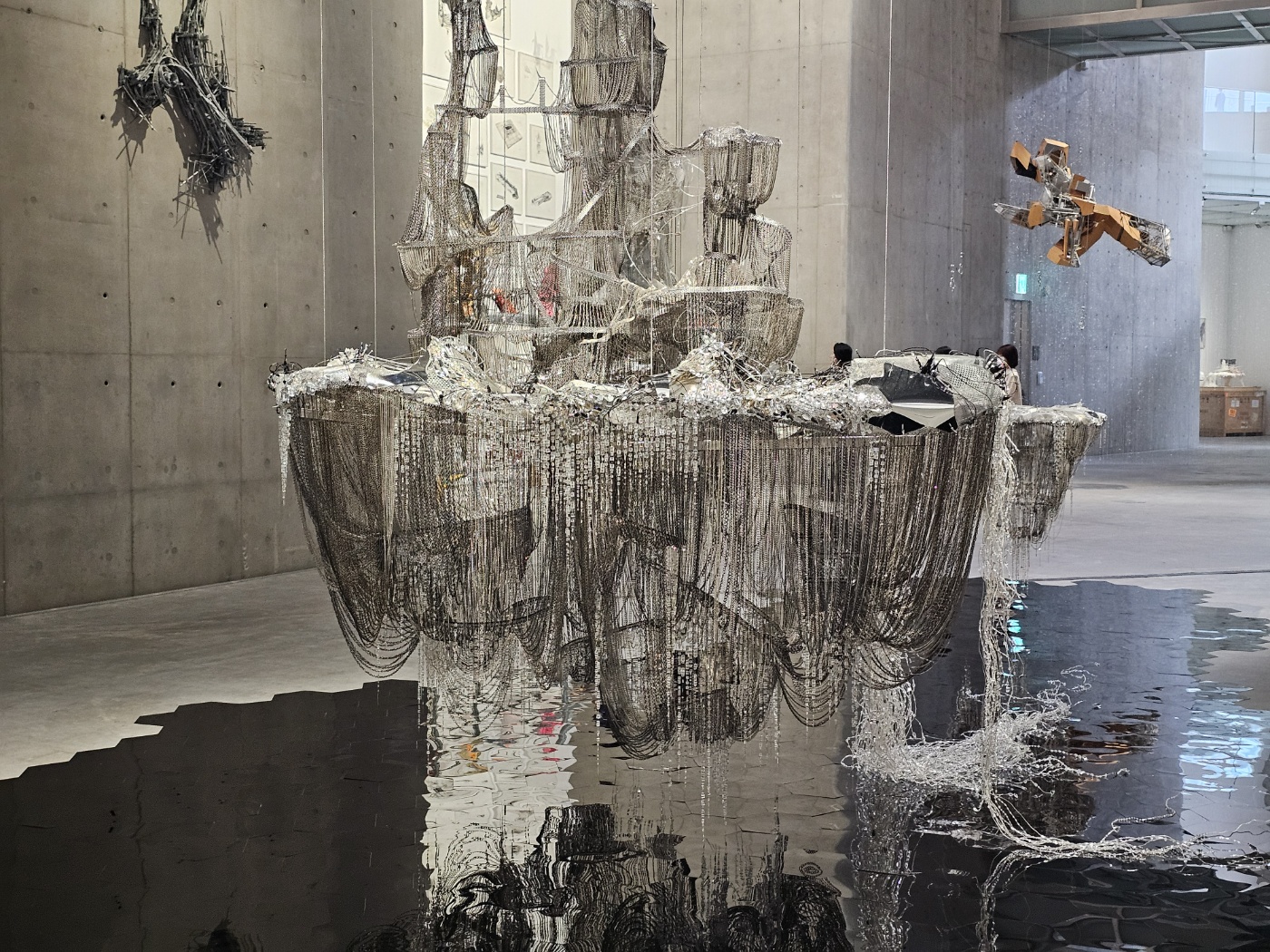 <애프터 브루노 타우트(사물의 달콤함을 경계하라)> 2007, 스테인리스 스틸 골조에 크리스털, 유리 및 아크릴 비즈, 알루미늄과 구리 철망, PVC, 스틸 및 알루미늄 체인, 거울필름, 인조모, 스테인리스 스틸, 알루미늄 및 아크릴 관, 갤러리 타데우스 로팍 제공, 런던/파리/잘츠부르크/밀라노/서울