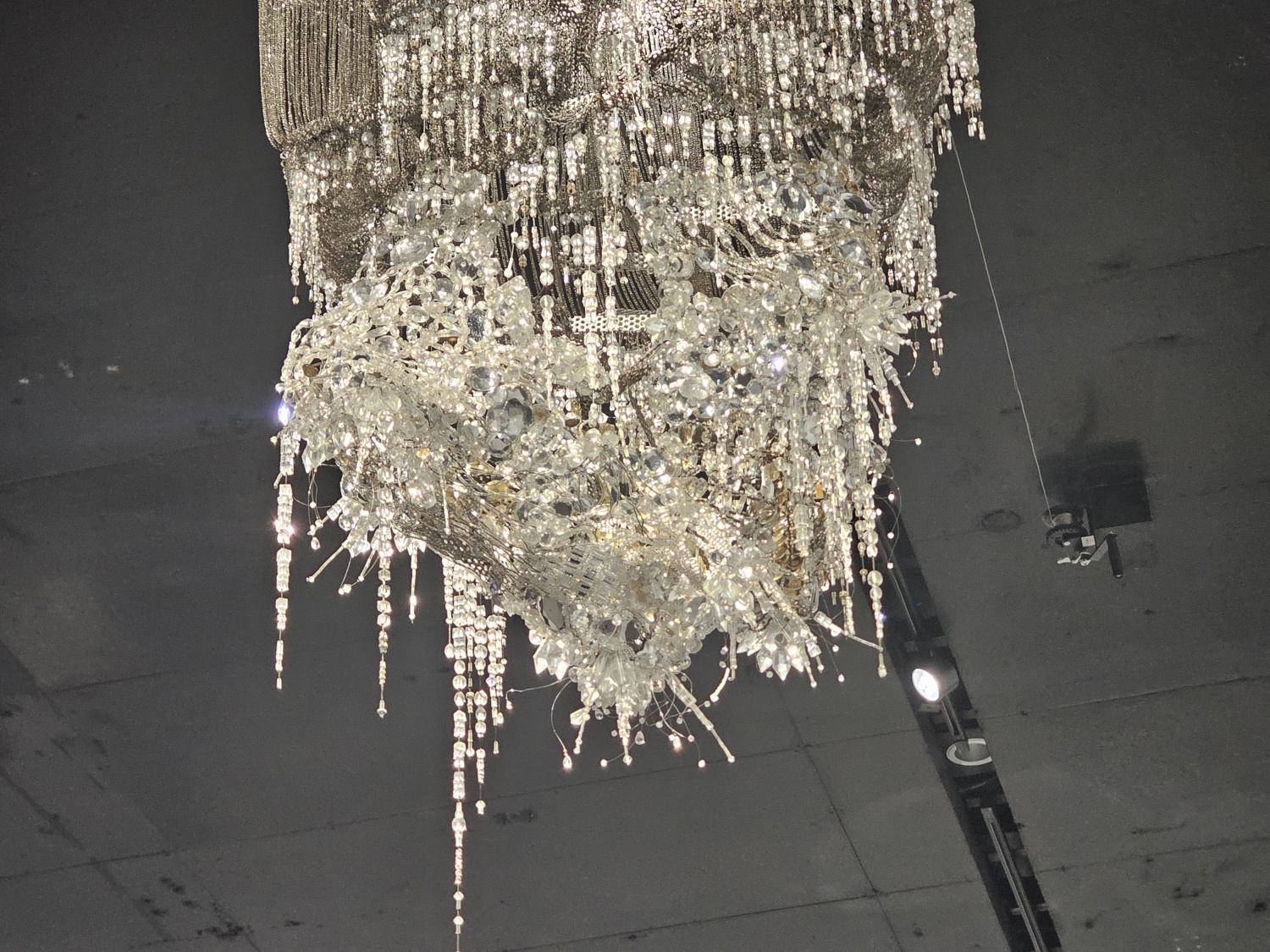 <스턴바우 No.1> 부분, 2006, 스틸 및 청동 체인에 크리스털, 유리, 아크릴 비즈, 니켈-크롬 와이어, 스테인리스 스틸 및 알루미늄 골조, 개인소장