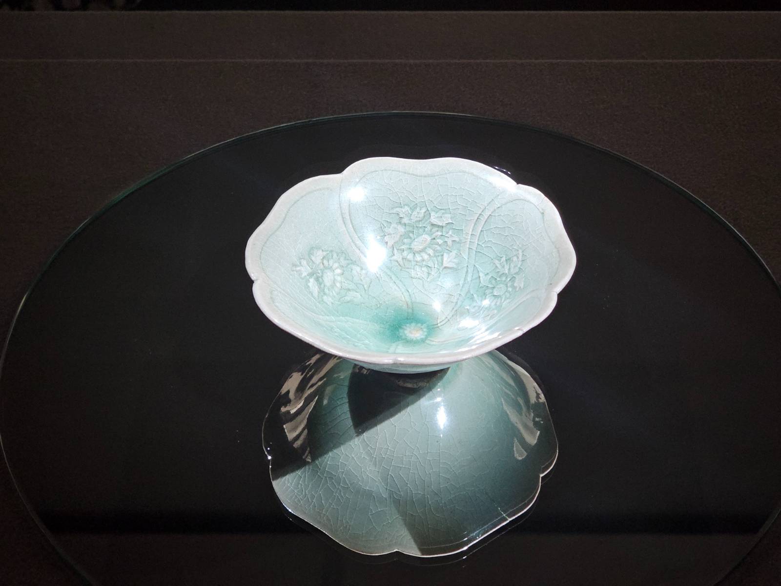 청자 양각 국화문 완(青磁陽刻菊花文碗), 고려 12세기, 아타카[安宅] 컬렉션