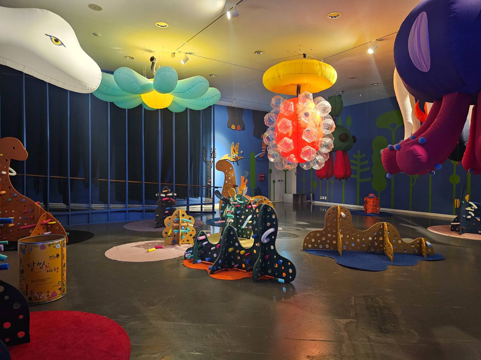 ≪조각의 숲 : 달밤여행≫ 내 스튜디오 1750 전시 전경 (<태초의 숲> <다섯 번째 계절>) ⓒ클로이