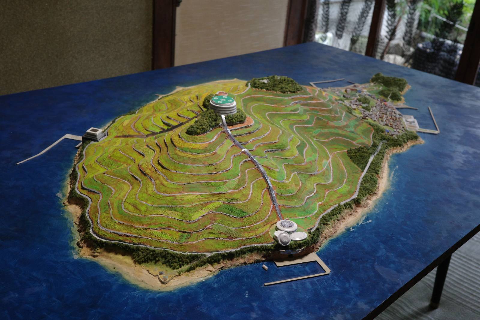 계단식 밀 농사를 짓는 미래의 오기지마 섬 © Dana