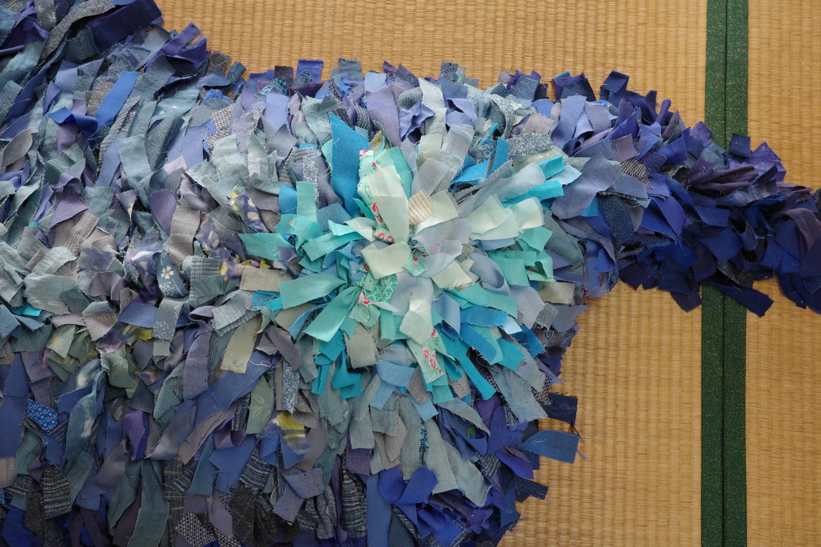 섬 주민들의 옷과 천으로 만들어진 텍스타일 조형 © Dana