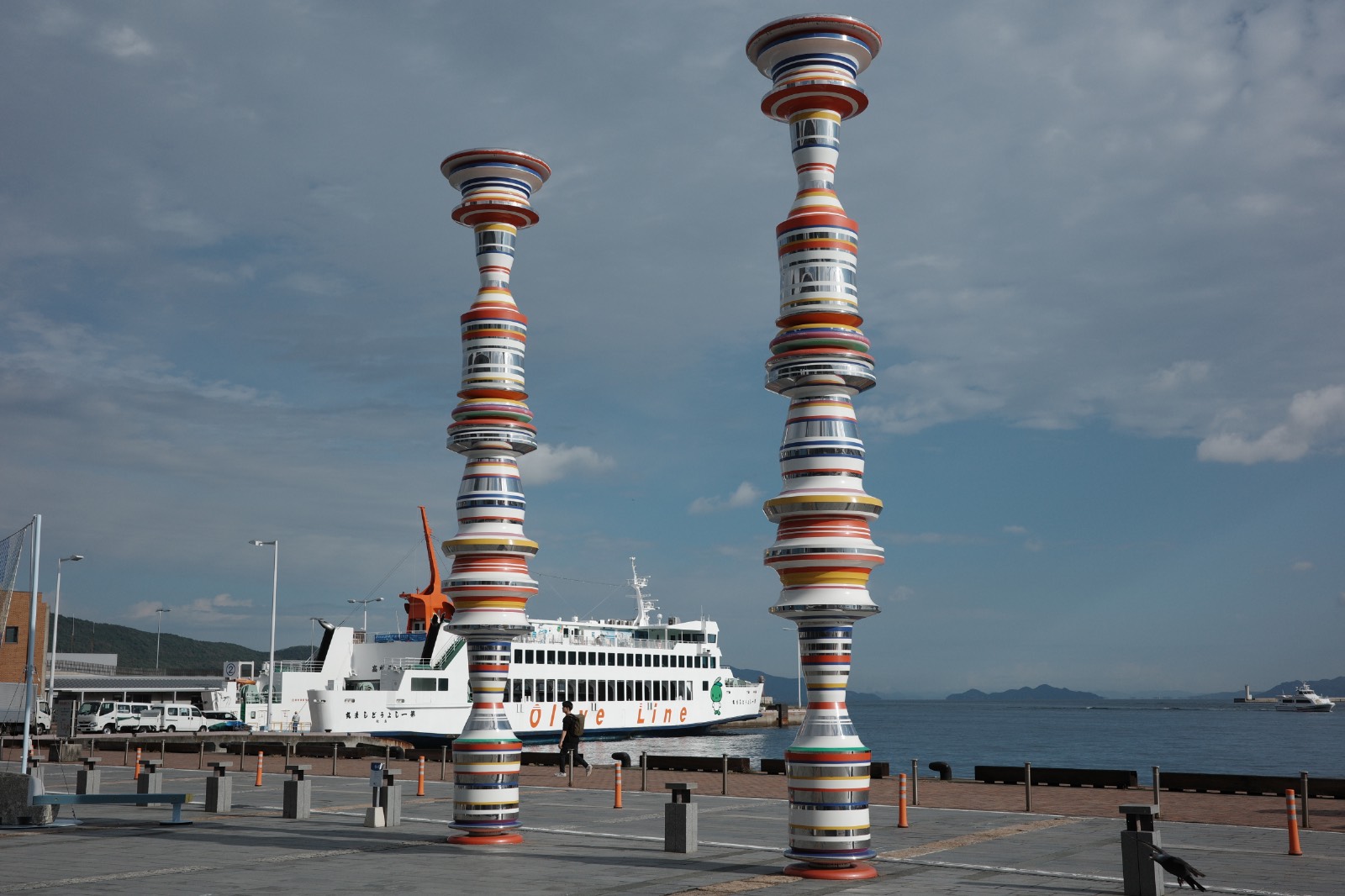 예술제 섬들로 가는 페리가 있는 다카마쓰 항 © Dana