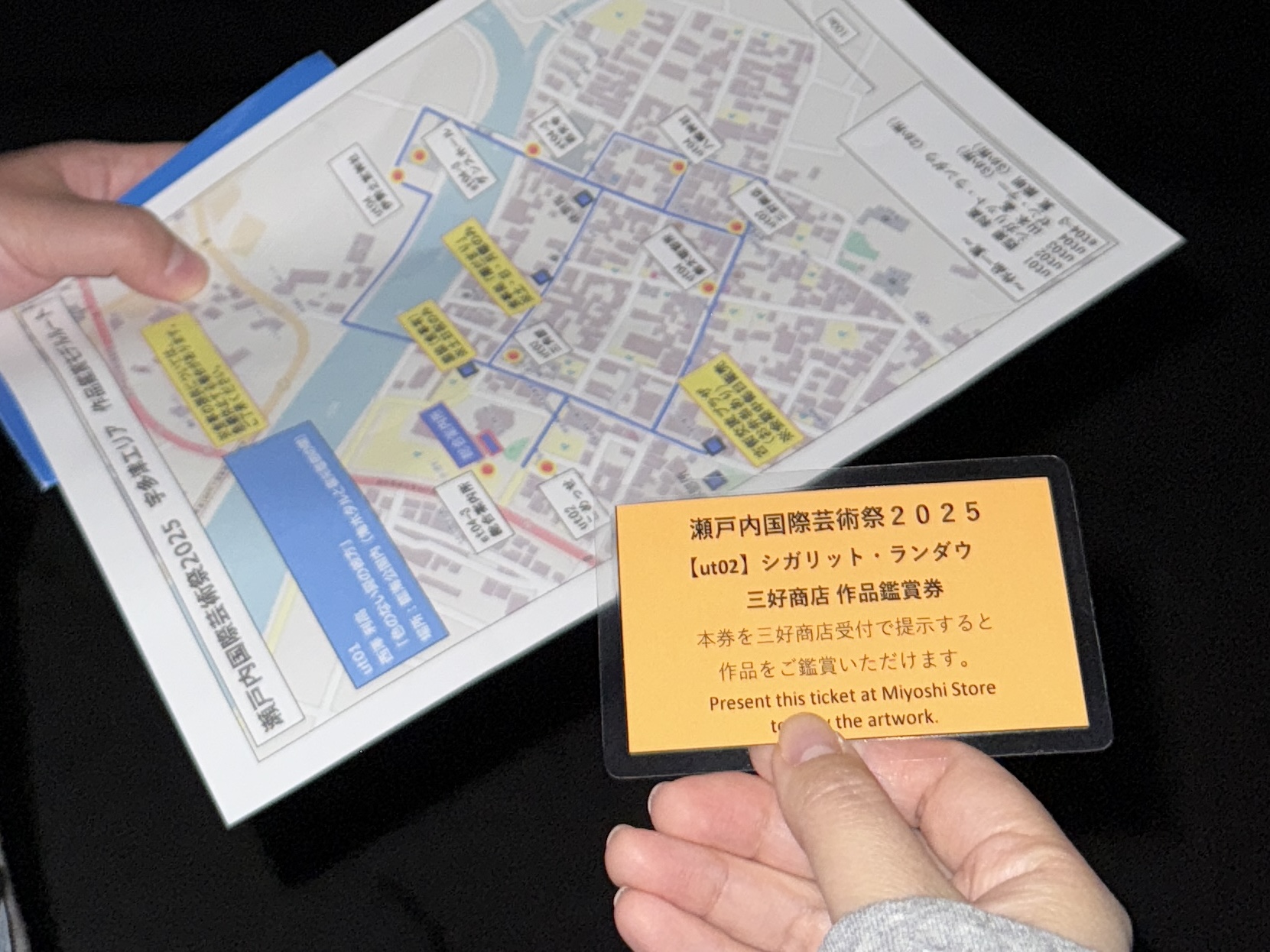 이어지는 전시장에 제출해야 하는 티켓과 마을 지도 © Dana