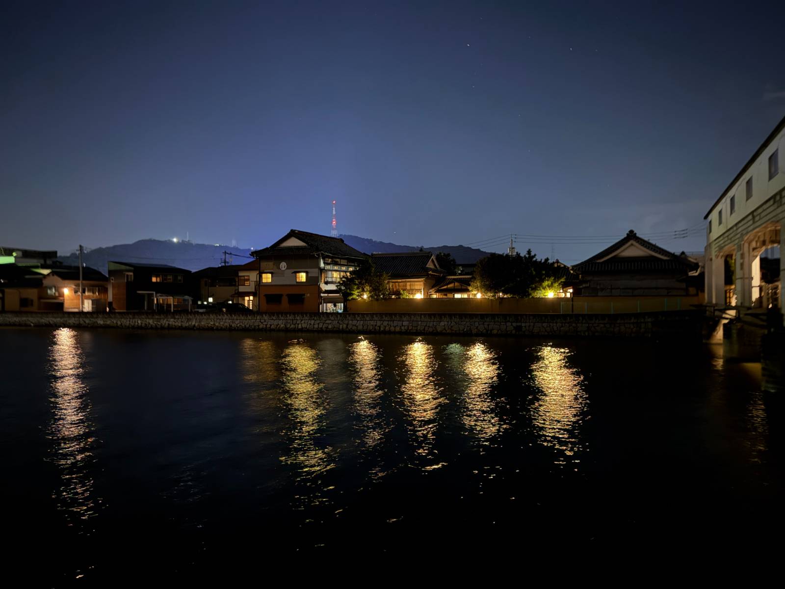 우타즈 마을 밤 풍경 © Dana