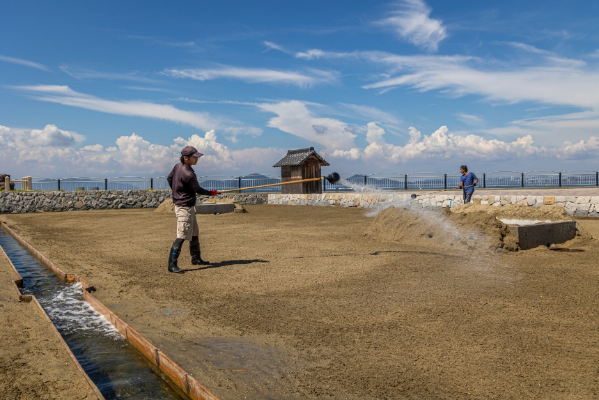 300년 넘게 전통적인 소금 생산 방식을 이어온 우타즈 지역 © Setouchi Triennale