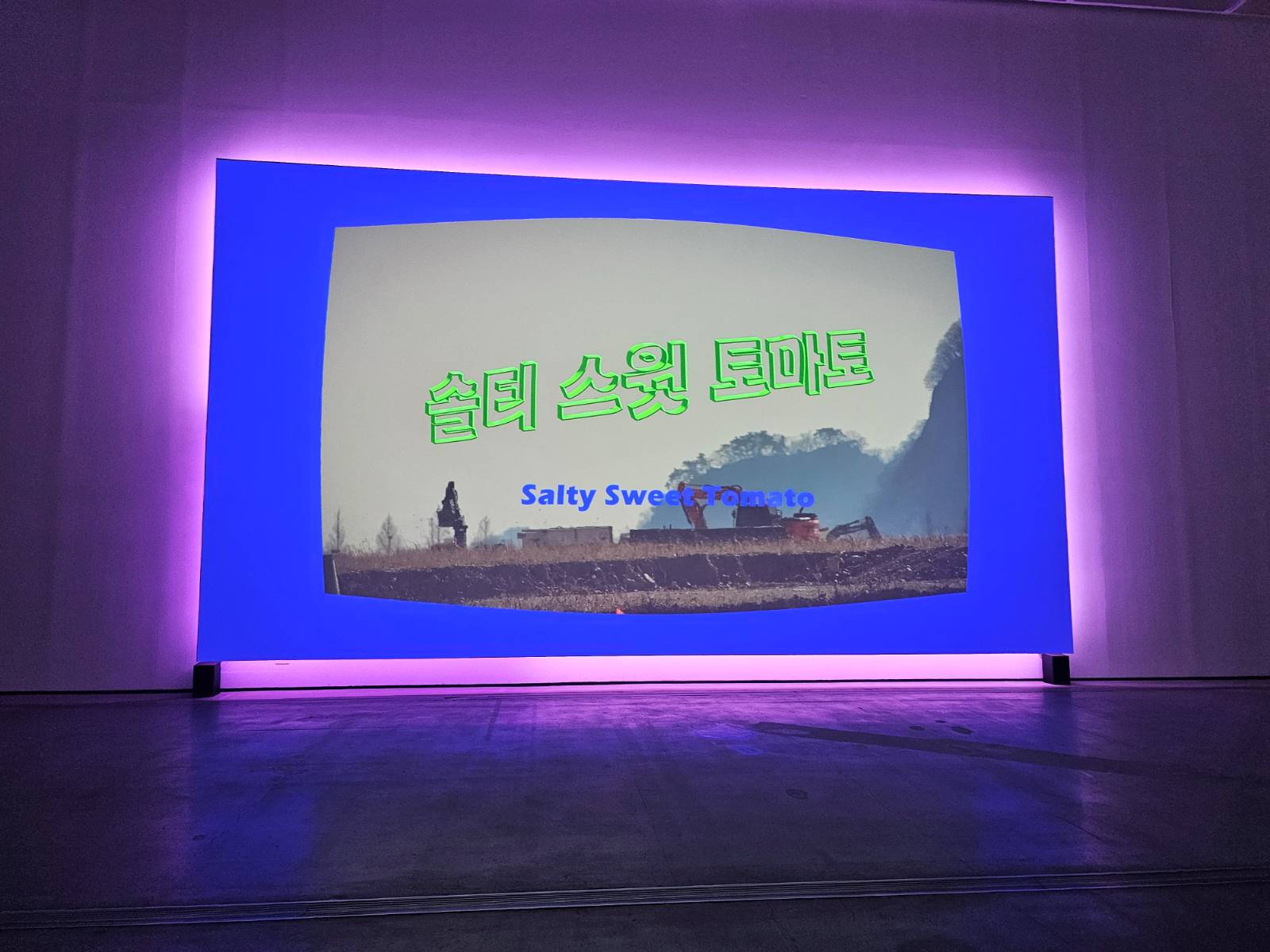 언메이크랩 <뉴-빌리지>, 기록영상, 게임엔진, 단채널 비디오, 4K, 컬러, 사운드(스테레오), 24분, 2025