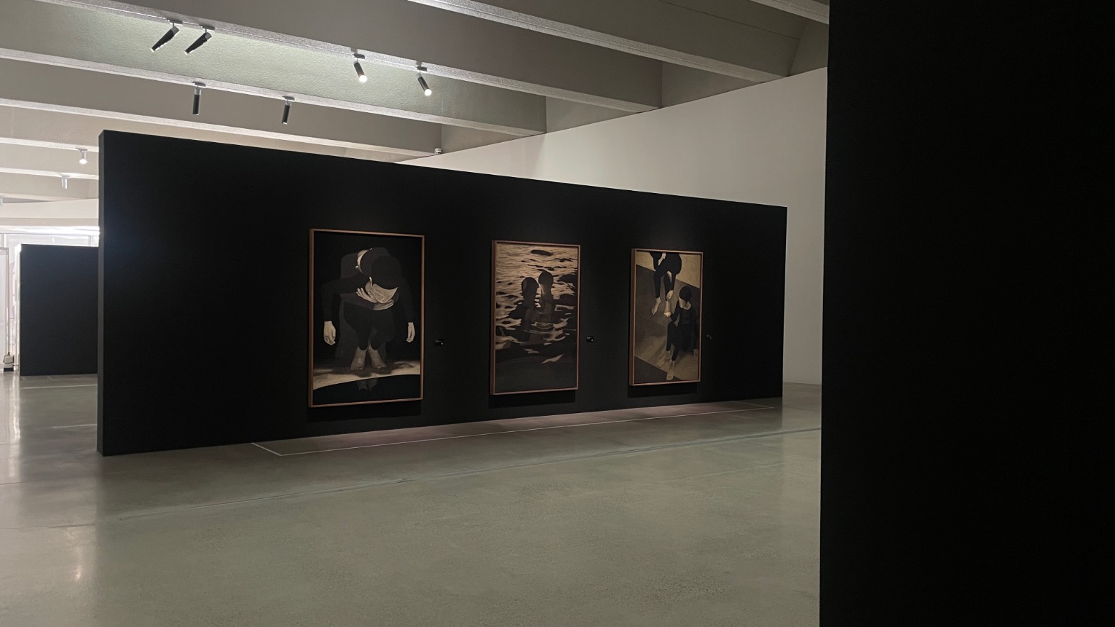 «우리가 지워지는 계절에» 전시 전경, ©차영우