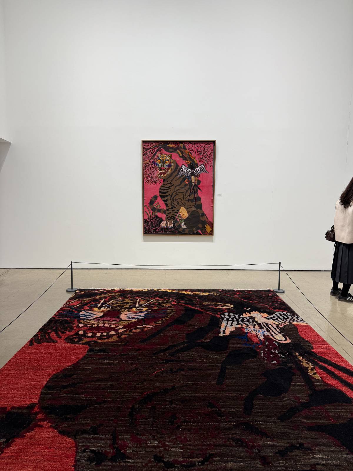 이두원, 소나무 아래 도깨비 호랑이와 까치 (아래) 2025, 울 카펫, (위) 2026, 수제 울에 먹, 아크릴, 과슈, 울실 스티치