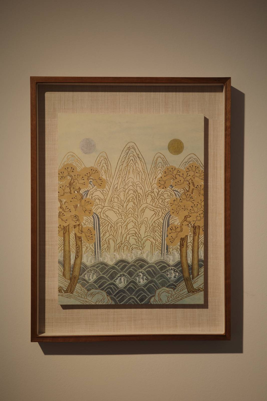 정재은, 일월오봉도, 2025, 옻지에 분채, 봉채, 먹, 금분, 은분, 45 × 34.5cm