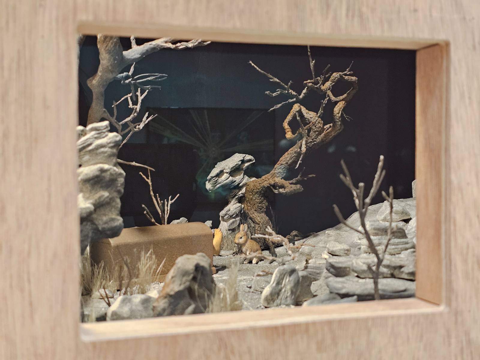 <늦게 온 보살 – 디오라마> 2026,&nbsp;Mixed media,&nbsp;100x100x100cm