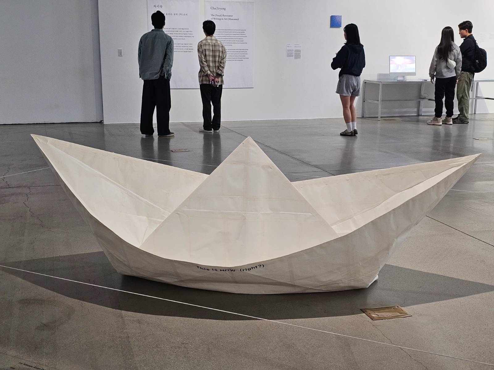 이민선 <자꾸 사라져> 2026, A4 용지, 종이테이프, 100x300x100cm