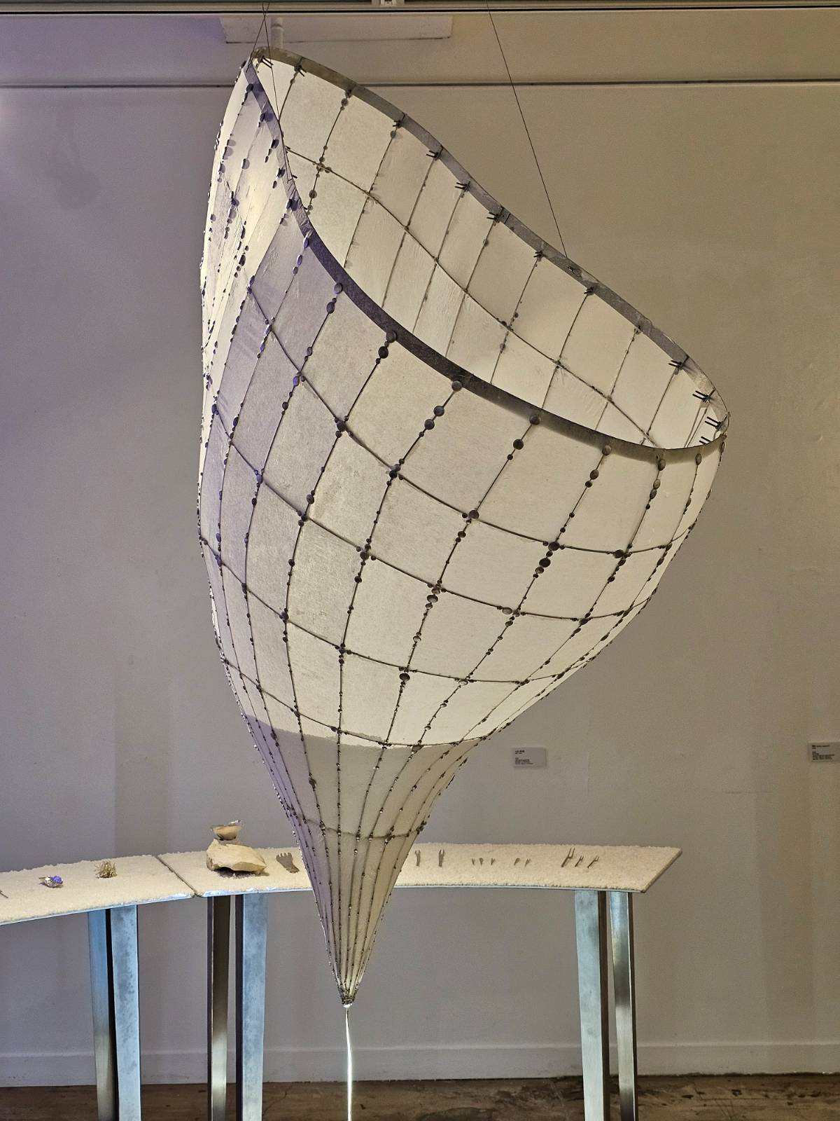 <여과> 2026, Hanji/pewter/salt, Wire armature/Casting and welding/Hanji dyeing/installation, 120x180x120cm