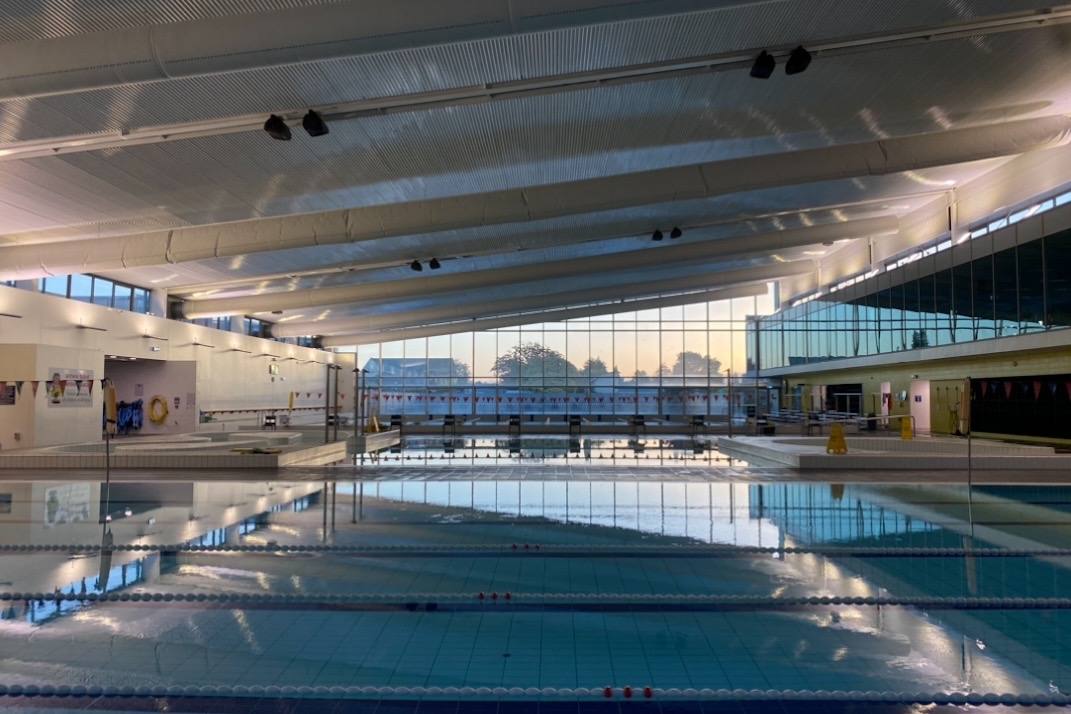 실내 사진은 공홈에서 퍼왔다. 가로로 25m 레인이 있고 저 멀리 50m레인이 세로로 배치. 사진의 정면 창쪽으로 나가면 야외풀이 있는 테라스가 있다.