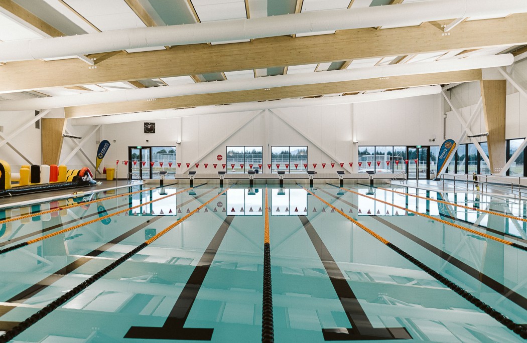 아늑하고 따뜻한 느낌의 실내수영장