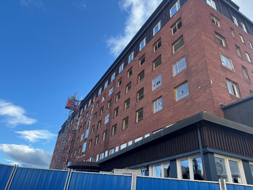 철거 중인 Scandic Ferrum (구 스칸딕 호텔). 1969년에 개장되었고 2022년 4월 5일 Scandic Kiruna (신 스칸딕 호텔)이 개장되던 날 이 호텔은 폐쇄됨.