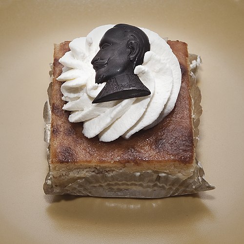 11월 6일 구스타브 아돌프 기념일에 먹는 케이크 - 특별한 케이크 종류가 있는건 아니고요, 구스타브 아돌프 초콜렛이 올라가면 된다고 합니다.