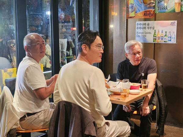 엔비디아 젠슨 황 CEO, 이재용·정의선 회장과 치맥 회동...AI 협력 강화 메시지의 썸네일 이미지