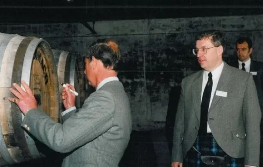 1998년 벤로막 증류소 재개장을 축하하기 위해 방문한 찰스 왕세자 (왼쪽)