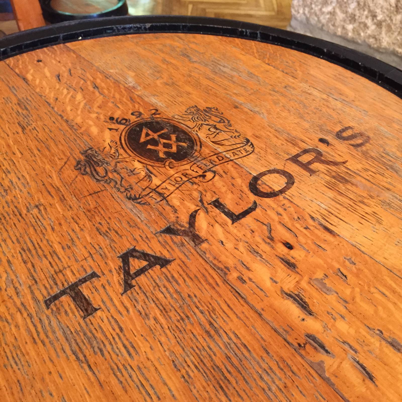 오크통으로 만들어진 테일러 와이너리 시음장소 테이블. 인상 깊었음!