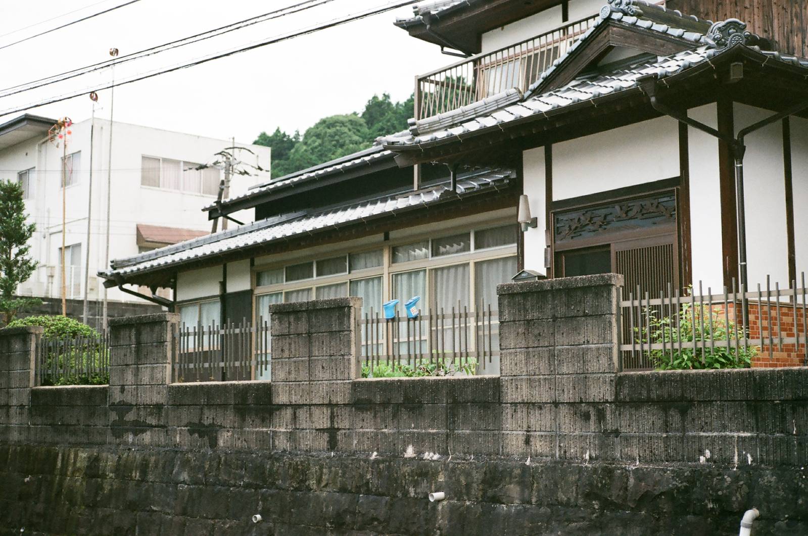 담장에 걸려있던 귀여운 아이의 장화