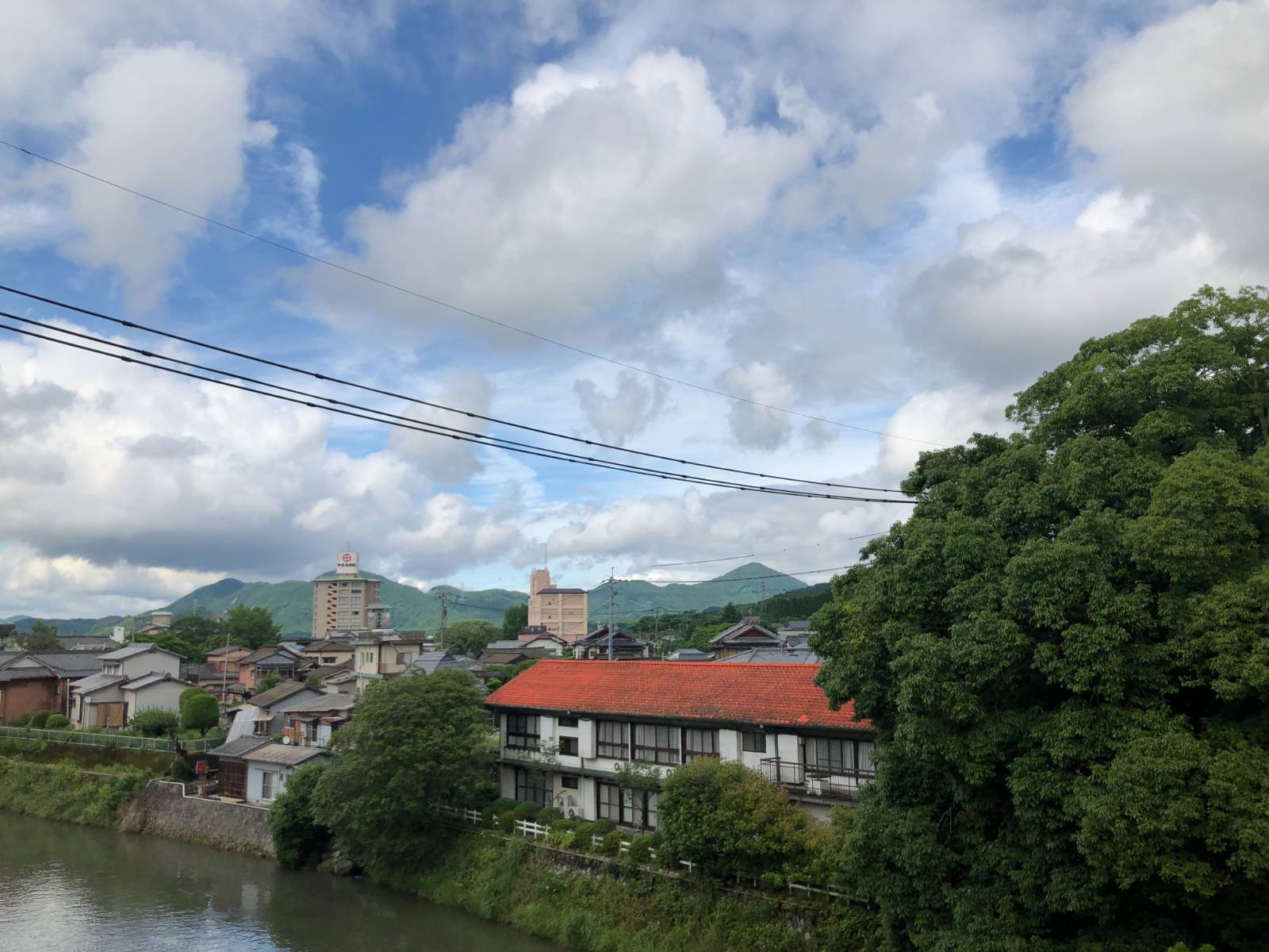 강이 흐르는 작은 온천 마을, 우레시노 전경